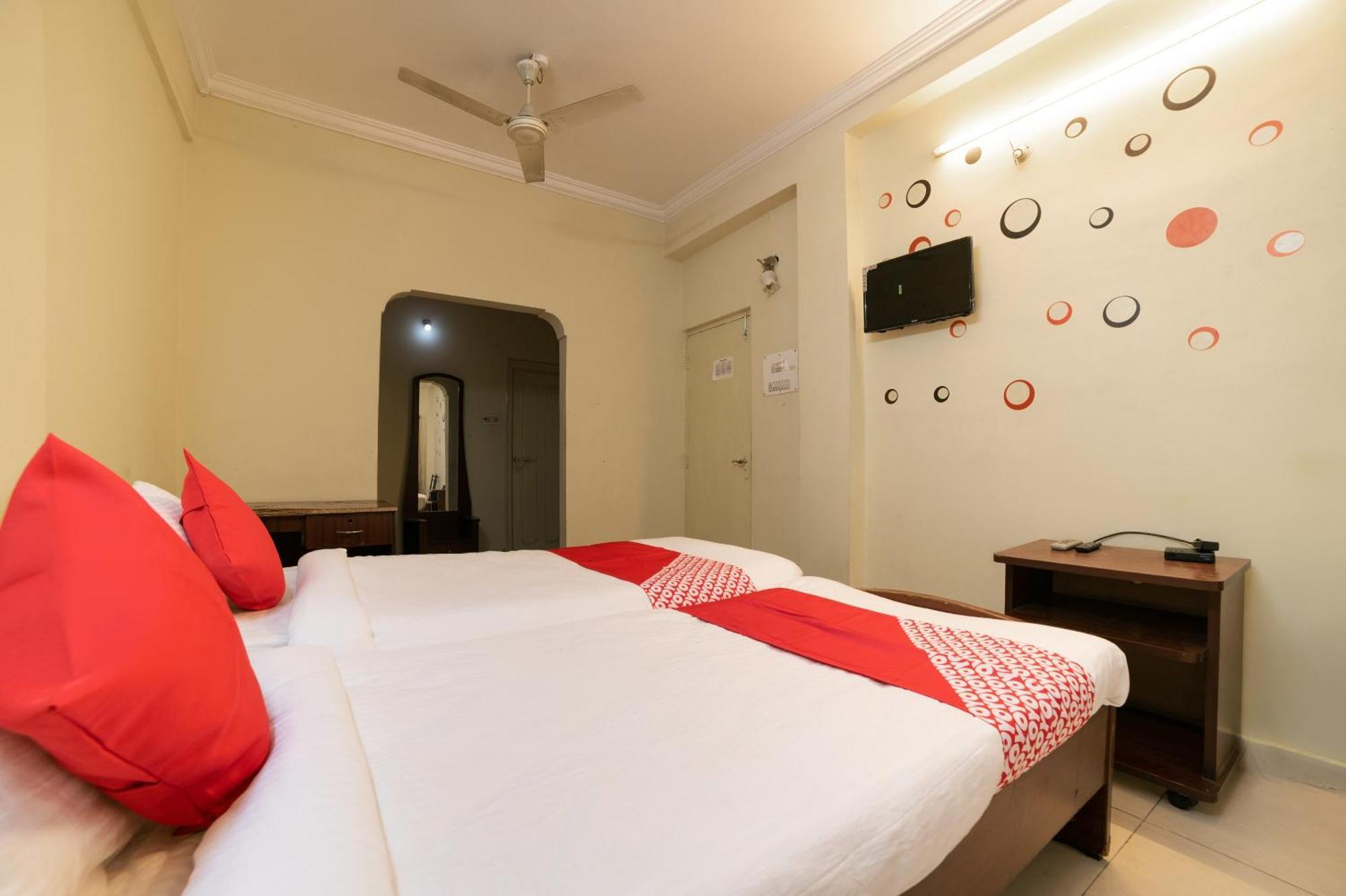 Oyo Th Guest House Хайдарабад Экстерьер фото